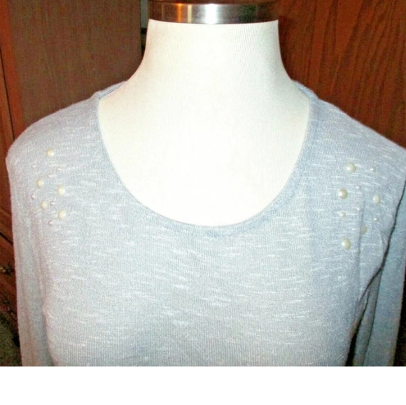 MORAL FIBER Gray Silver w/ White Pearl Bead Accents Ruffle Hem Light Sweater 1X - Picture 2 of 3